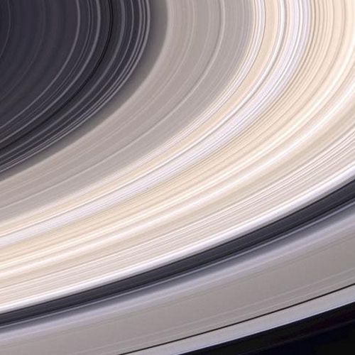 Кольца Сатурна в натуральном цвете.