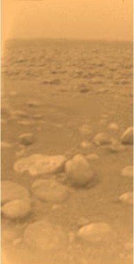 Поверхность Титана имеет светло-оранжевый оттенок