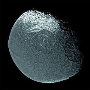 Третий по величине спутник Сатурна - Япет. Споры о особенностях его рельефа сейчас в самом разгаре. Очень необычная деталь поверхности спутника видна на фотографии - горный хребет, географически почти совпадающий с экватором.