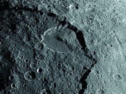 На Япете были обнаружены впечатляющие оползни: на фотографии видна обвалившаяся стенка (15-километровой высоты!) древнего ударного кратера поперечником 600 км