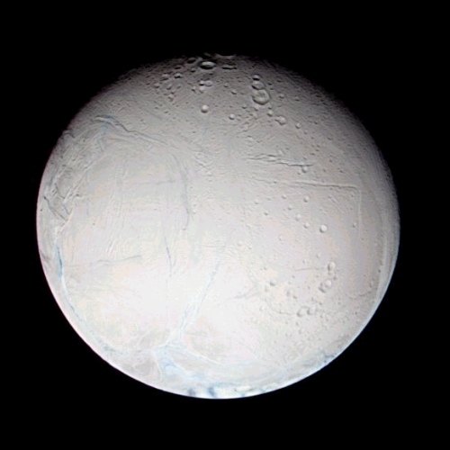 Энцелад (Enceladus) - спутник Сатурна. Энцелад, маленький внутренний спутник Сатурна, имеет в диаметре всего около 500 километров. Но этот холодный, далекий мир отражает более 90% падающего солнечного света. Это показывает, что его поверхность обладает такой же отражательной способностью, как и свежевыпавший снег.