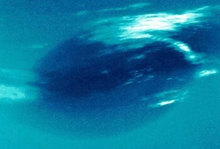 Вихревые облака вокруг Большого Темного пятна Нептуна - одни из многих сенсационных открытий программы Voyager (фотографии с сайта spacephysics.ucr.edu)